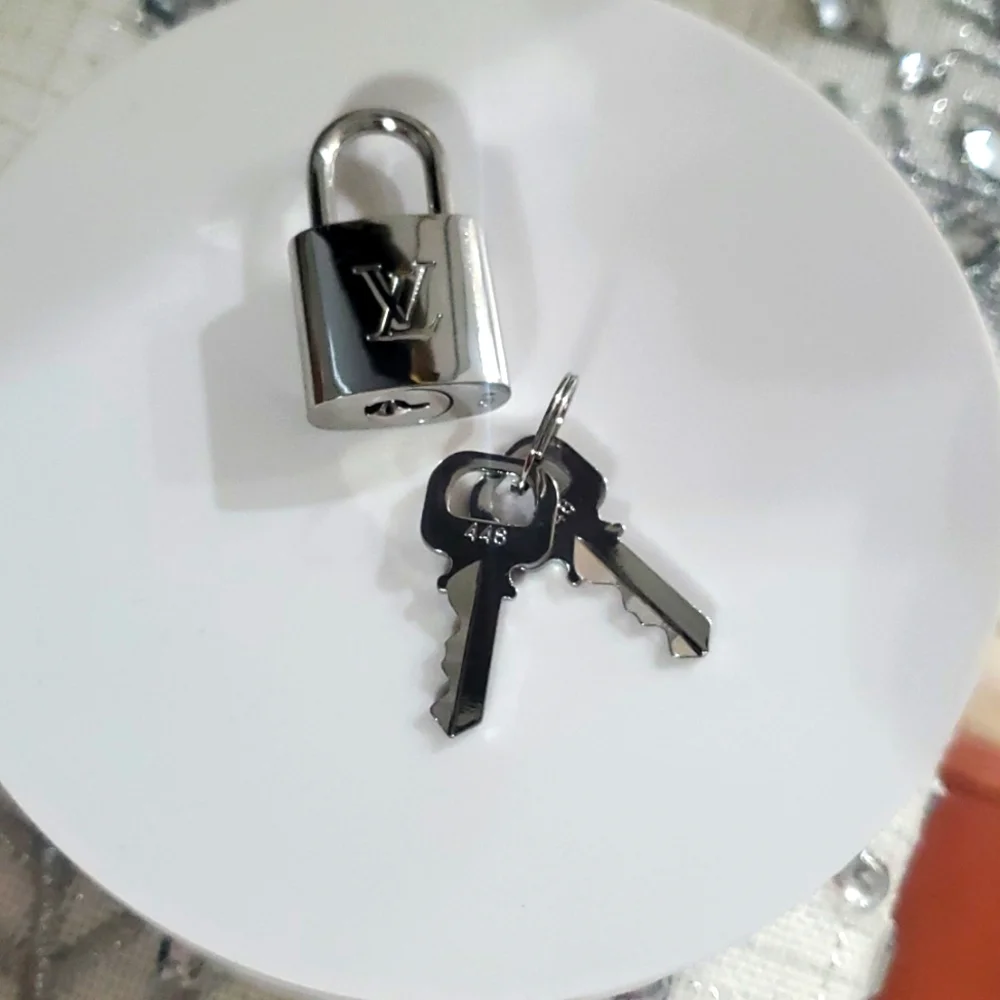 BN LOUIS VUITTON SILVER LOCK AND TWO KEYS - Picture 3 of 6